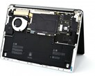 A parte interna do Surface Laptop 7 é facilmente acessível. (Imagem: iFixit)