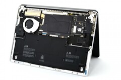 A parte interna do Surface Laptop 7 é facilmente acessível. (Imagem: iFixit)