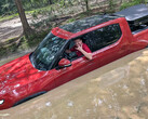 O Rivian R1T se move em águas profundas (Fonte da imagem: Il Babbuino/X)