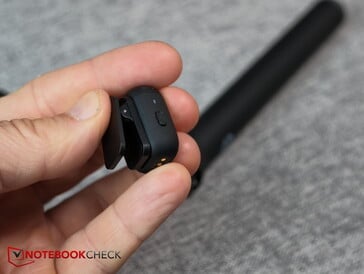 Microfone de lapela muito pequeno - a presilha prende-se com um íman e pode ser removida