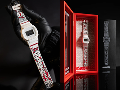 O Casio G-Shock DW5600WW-HASER na mão (esquerda) e no estojo da embalagem especial (direita), na foto. (Fonte da imagem: Casio NZ)