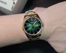 O mais recente relógio social acessível da Casio combina um mostrador verde radiante com uma luneta canelada