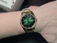 O mais recente relógio social acessível da Casio combina um mostrador verde radiante com uma luneta canelada