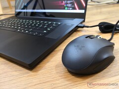 O mouse Razer Naga X MMO tem tudo a ver com o desempenho principal, mas poderia usar mais cores RGB