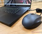 O mouse Razer Naga X MMO tem tudo a ver com o desempenho principal, mas poderia usar mais cores RGB