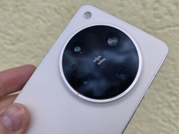 Oppo Find X8 Ultra em análise. (Fonte da imagem: Marcus Herbrich/Notebookcheck)