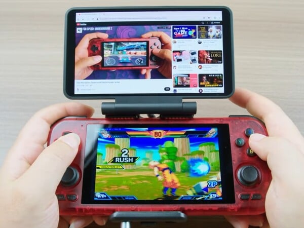 Uma imagem de um vídeo que mostra o complemento Dual Screen em uso com um Retroid Pocket 4 Pro. (Fonte da imagem: Retroid)