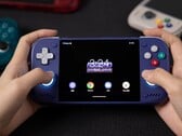 O Retroid Pocket Nova é um dispositivo portátil com sistema operacional Android.