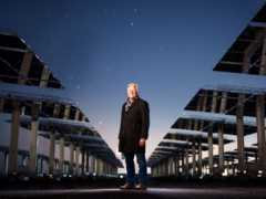 (Na foto) O cientista John Sandusky em meio a heliostatos na National Solar Thermal Test Facility (Novo México). (Fonte da imagem: Craig Fritz)