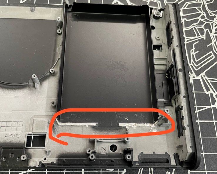 A área da peça que precisa ser cortada em um Switch 2 para se adequar à nova bateria