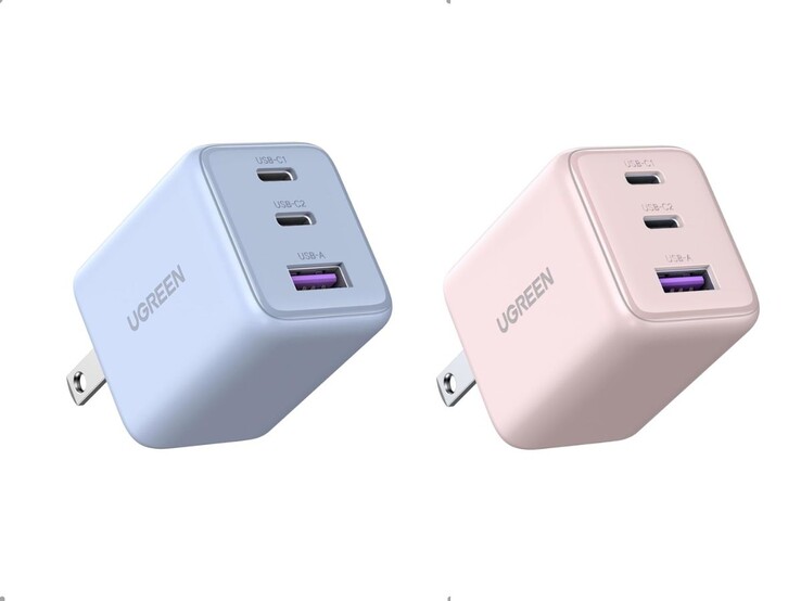 O carregador Ugreen GaN Charger 30W em azul e rosa