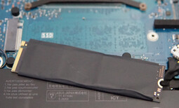 A SSD é fechada com segurança para melhor dissipação de calor