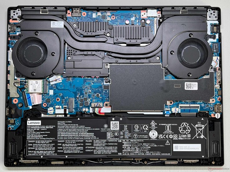 O Legion 5i 15 possui memória atualizável, armazenamento (M.2 2280 e 2242) e módulos WLAN.