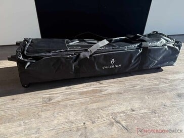 A tela para uso ao ar livre vem embalada em uma bolsa com rodinhas de transporte.