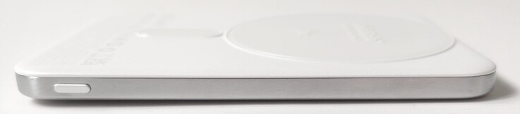 Botão liga/desliga na borda esquerda.