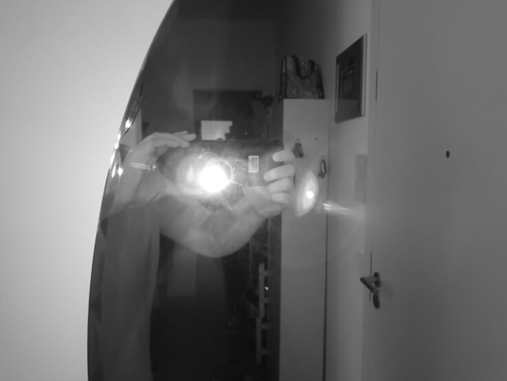 No espelho, o senhor pode ver que a luz infravermelha funciona como um flash para visão noturna.
