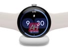O "Pixel Watch 4" em um carregador. (Fonte da imagem: Android Headlines)