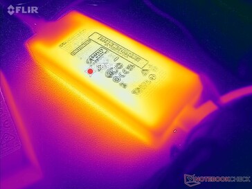 O adaptador CA pode ficar muito quente, a quase 60 °C, ao executar cargas exigentes