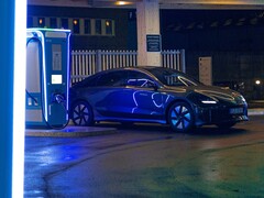 Um Hyundai EV carregando em uma estação de carregamento moderna (Fonte da imagem: Yrka Pictured via Unsplash; cortado)