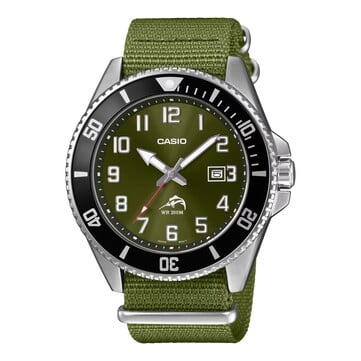 Relógio de mergulho Casio Duro MDV106C-3AV com mostrador verde-azeitona com acabamento raios de sol, algarismos árabes marcantes, luneta preta, caixa em aço inoxidável e pulseira de tecido verde a condizer.