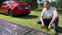 Este Tesla está desligado em uma viagem de 9.380 milhas alimentada por painéis solares (imagem: Charge Australia)