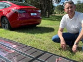 Este Tesla está desligado em uma viagem de 9.380 milhas alimentada por painéis solares (imagem: Charge Australia)