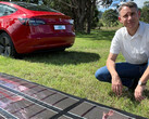 Este Tesla está desligado em uma viagem de 9.380 milhas alimentada por painéis solares (imagem: Charge Australia)