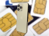 os smartphones iPhone 14 não vêm com uma bandeja SIM removível. (Fonte: Notebookcheck, PublicDomainPictures on Pixabay-edited)