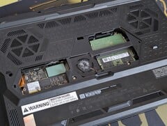 Raider 16 HX Max com o subpainel inferior removido, revelando os slots SODIMM e SSD