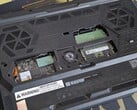 Raider 16 HX Max com o subpainel inferior removido, revelando os slots SODIMM e SSD