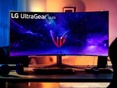 O UltraGear 45GR95QE é um dos primeiros monitores de jogos grandes, curvos, 240 Hz e OLED. (Fonte de imagem: LG)