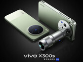 Uma foto do Vivo X300s com seu acessório oficial de teleconversor acoplado.