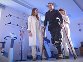 O exoesqueleto TWIN da Rehab Technologies auxilia na reabilitação de pacientes com derrame e lesão da medula espinhal. (Fonte: Rehab Technologies no YouTube)