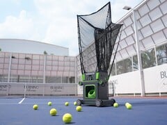 O robô de tênis Acemate S10 Pro pode realizar exercícios de treino, trocas de bolas e receber devoluções em quadras de saibro, grama e piso duro.