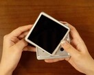 O mais recente computador de mão retrô da Anbernic gira a tela para expor os botões.