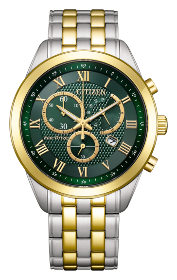 Cronógrafo Citizen AT2604-56X Eco-Drive com mostrador texturizado em verde-esmeralda, luneta dourada e algarismos romanos, além de pulseira bicolor em aço inoxidável.