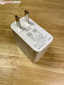 A fonte de alimentação incluída.