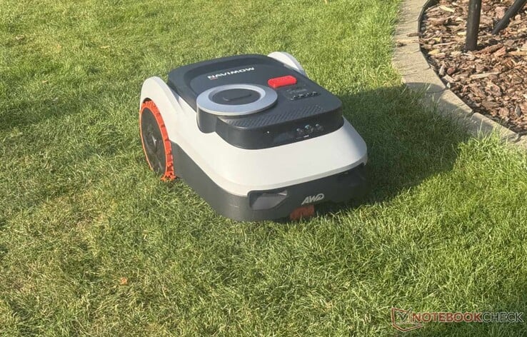 O Navimow i210 LiDAR Pro em ação