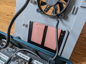Cada slot de SSD tem sua própria almofada térmica conectada a um dissipador de calor maior no suporte do ventilador