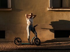 O SWAN Folding Electric Scooter tem rodas maiores de 16 polegadas. (Fonte da imagem: SWAN)