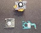 Desmontagem do Joy-Con 2 do Nintendo Switch 2 mostrando os componentes do controle analógico. (Fonte da imagem: moshi_yo no Reddit)