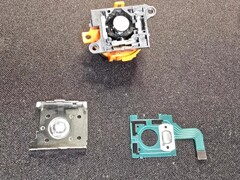 Desmontagem do Joy-Con 2 do Nintendo Switch 2 mostrando os componentes do controle analógico. (Fonte da imagem: moshi_yo no Reddit)