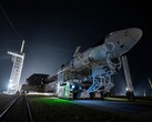 O foguete Falcon 9, uma espaçonave SpaceX Dragon para o lançamento, a caminho da plataforma de lançamento (Fonte da imagem: SpaceX)