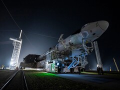 O foguete Falcon 9, uma espaçonave SpaceX Dragon para o lançamento, a caminho da plataforma de lançamento (Fonte da imagem: SpaceX)