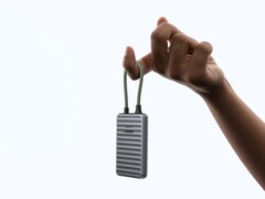 O Ugreen NeoDrive Go tem o tamanho de um cartão e é tão leve quanto os AirPods Pro.