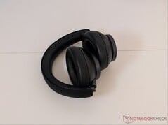 Os fones de ouvido se dobram para ocupar menos espaço.