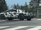 A versão final de produção do Cybertruck foi vista usando uma capa de camuflagem, apesar de não haver muito para a imaginação de qualquer maneira. (Fonte da imagem: @ya78756632 no Twitter)