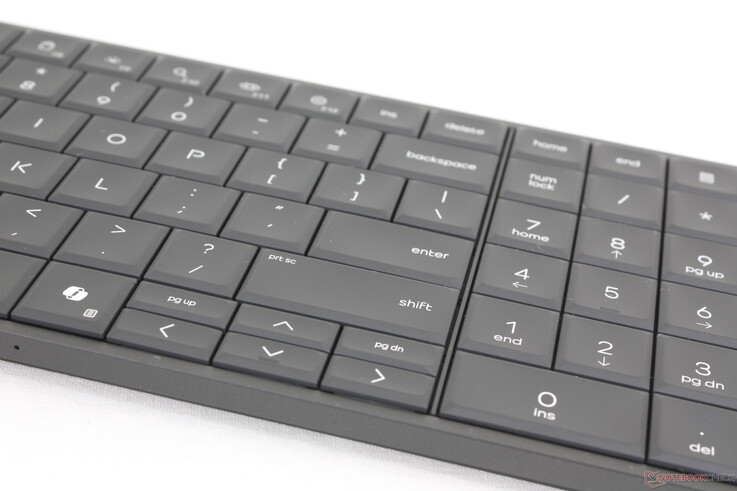 O teclado retroiluminado resistente a respingos com teclado numérico é confortável para digitar, exceto pelas teclas de seta de tamanho médio