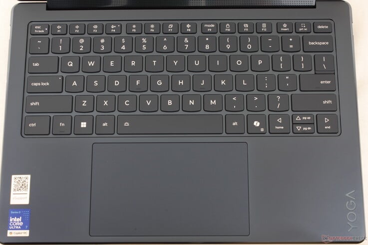 As legendas das teclas estão agora centralizadas para um visual mais limpo. Fora isso, a experiência de digitação e o tamanho do clickpad são idênticos aos do Yoga 9-in-1 G10 do ano passado