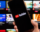 Smartphone com aplicativo do YouTube. (Fonte da imagem: noyb)
